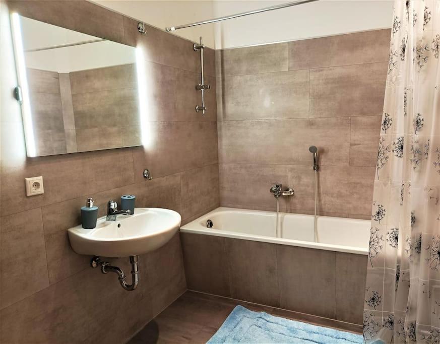 Modernes Apartment Mit Balkon Magdeburg Ngoại thất bức ảnh